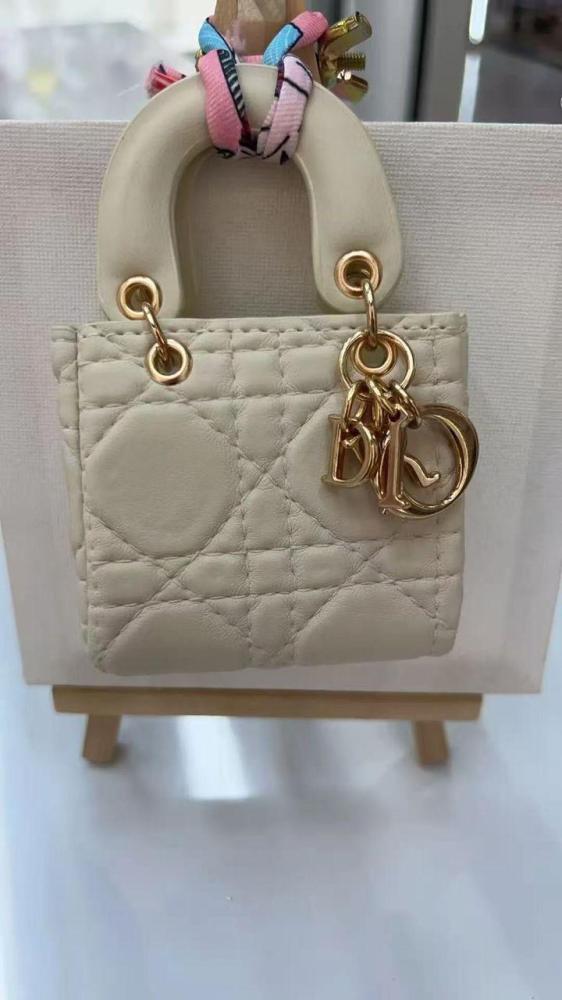 Luxurious pendant in bag style