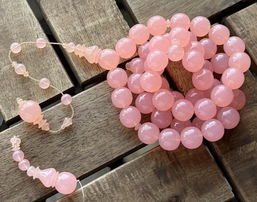 A prayer bead with a cone-shaped clasp made of Zajri sticks