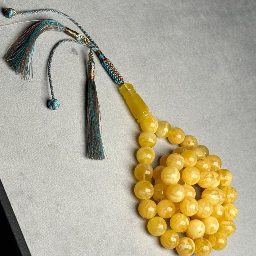 Natural amber rosary (with a pendant)