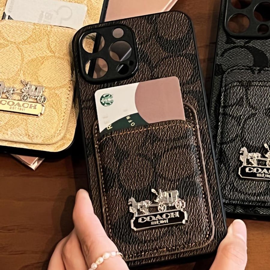 كفر ايفون ١٧ برو ماكس ماركة كوتش بني