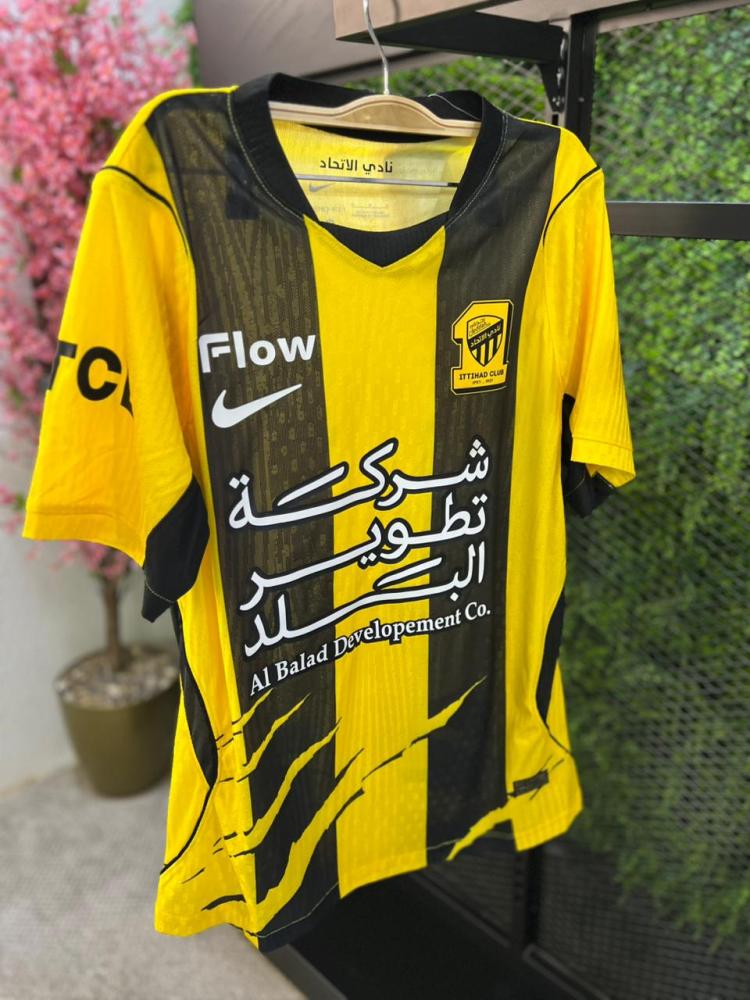طقم نادي الاتحاد السعودي الأساسي 2026-2027 – تيشيرت + بنطال