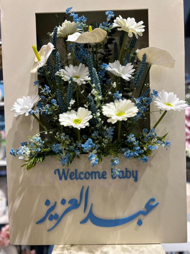 بوكس خشب مفتوح مع الورد