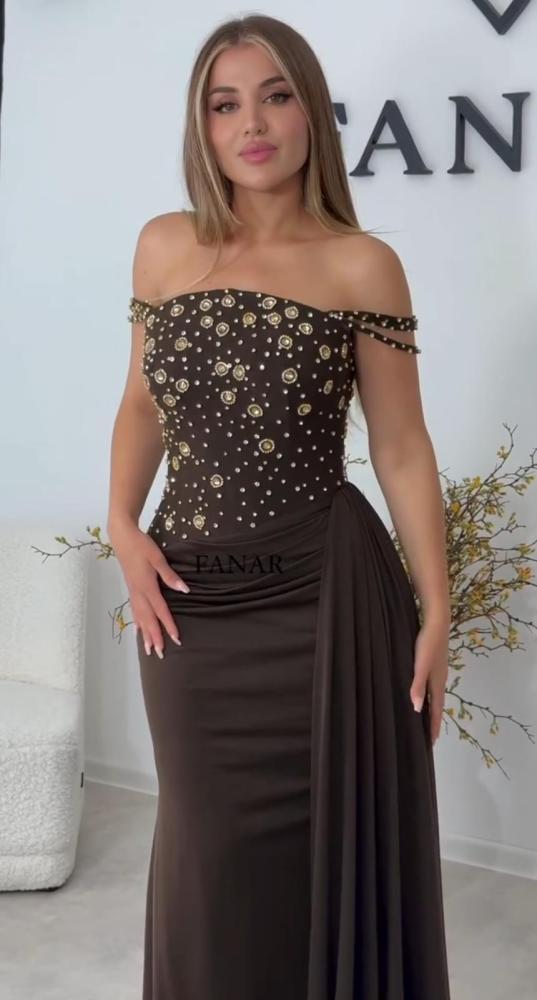 فستان بني ذيل جورجيت تطريز يدوي جميل من Mair Fashion