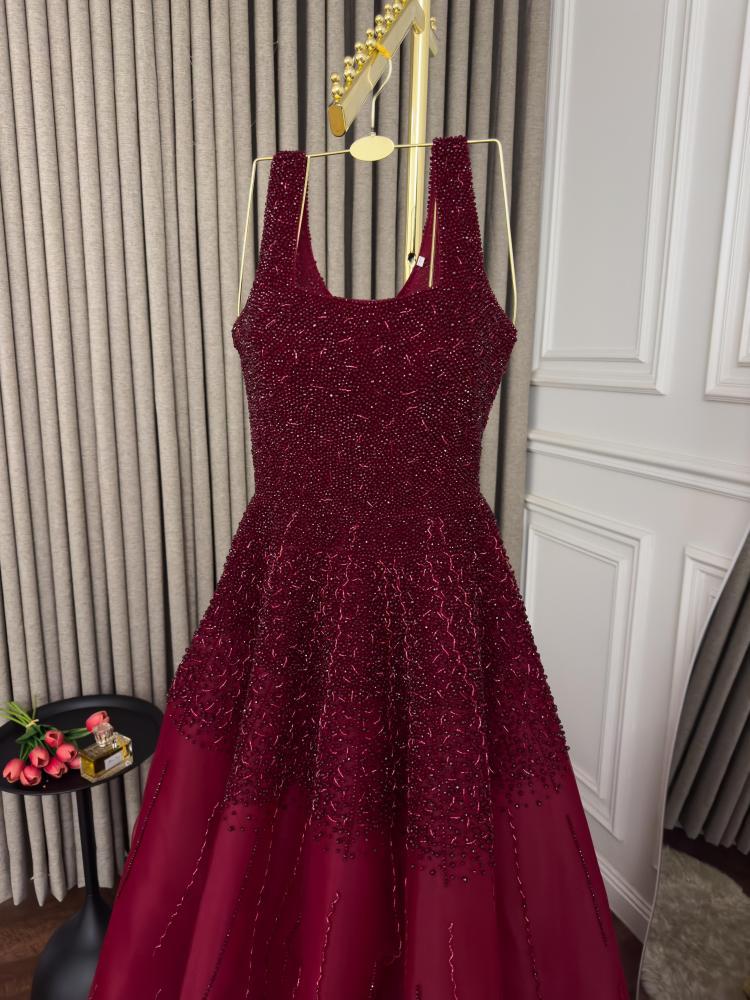 Evening dress with luxurious design