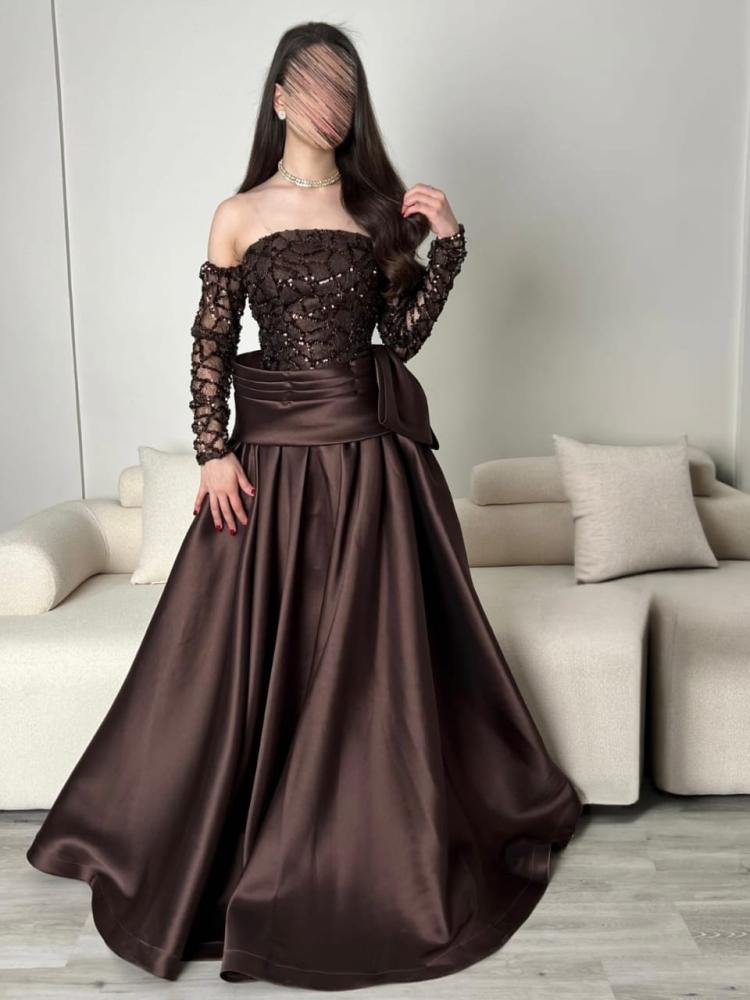 فستان سهره بلون الموكا من قماش الميكادو مطرز شك راقٍ من Miar Fashion