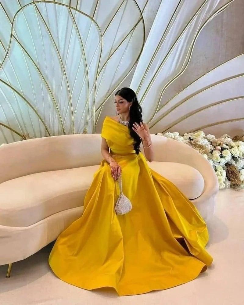 Yellow dress with a distinctive color / Mair Fashion