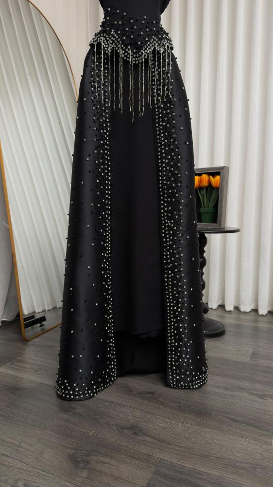 فستان سهره أسود باربي علا ميكادو لول كبس بتصميم راقٍ من miar fashion