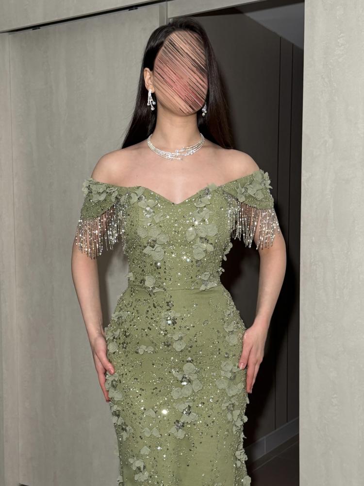 فستان كلفه سهره ورد وخرز مع هدب فاخر بتصميم راق من miar fashion