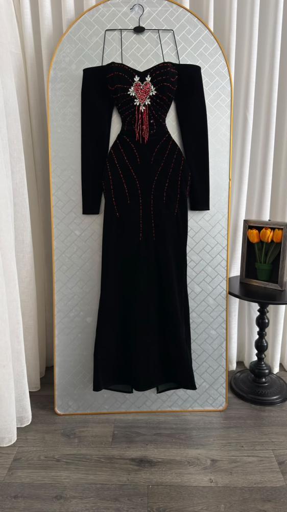 فستان جوخ ناعم مع تطريز يدوي من miar Fashion