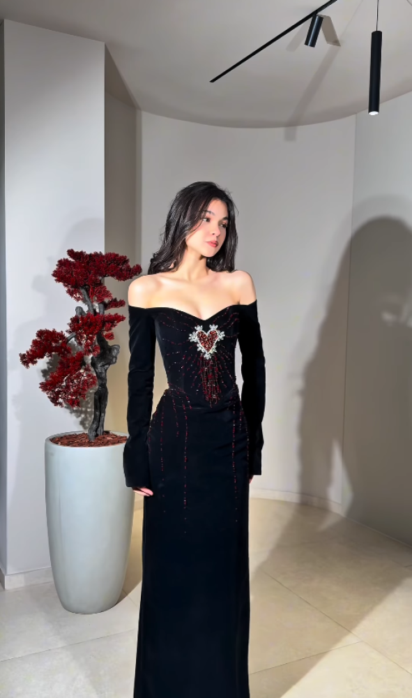 فستان جوخ ناعم مع تطريز يدوي من miar Fashion