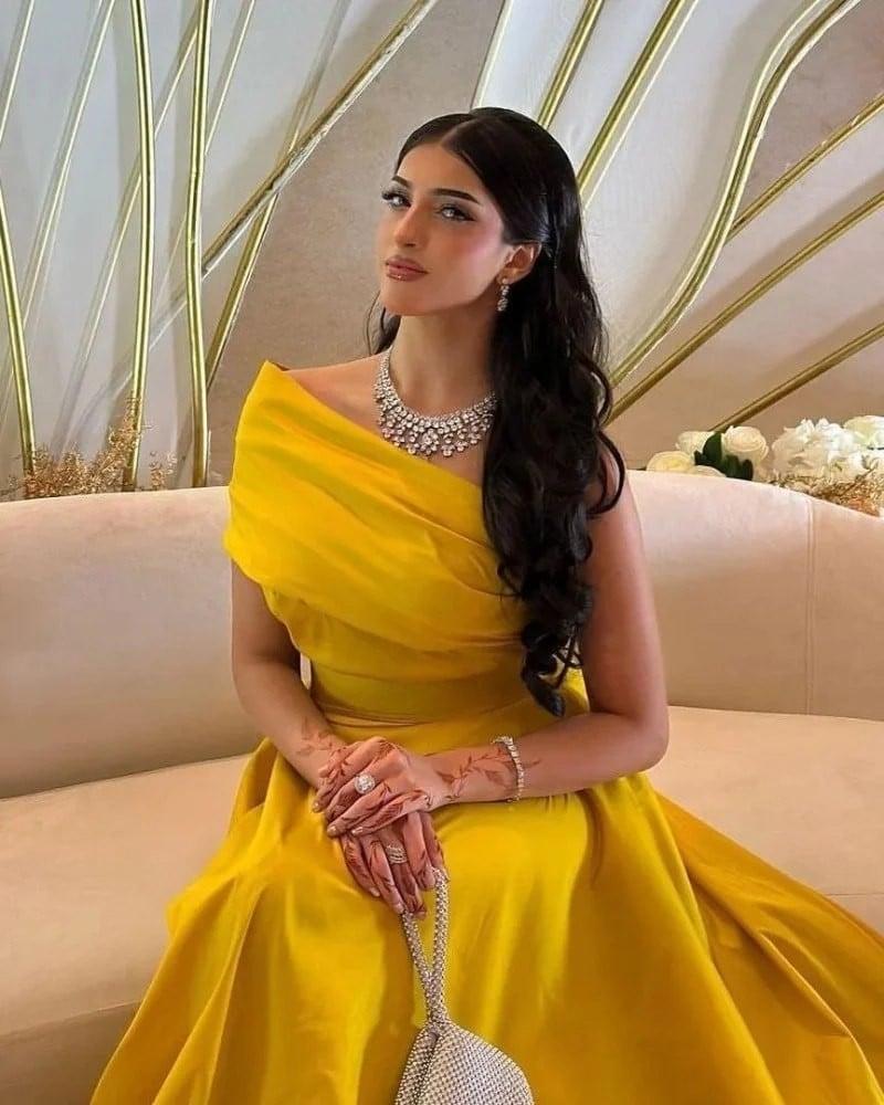 Yellow dress with a distinctive color / Mair Fashion