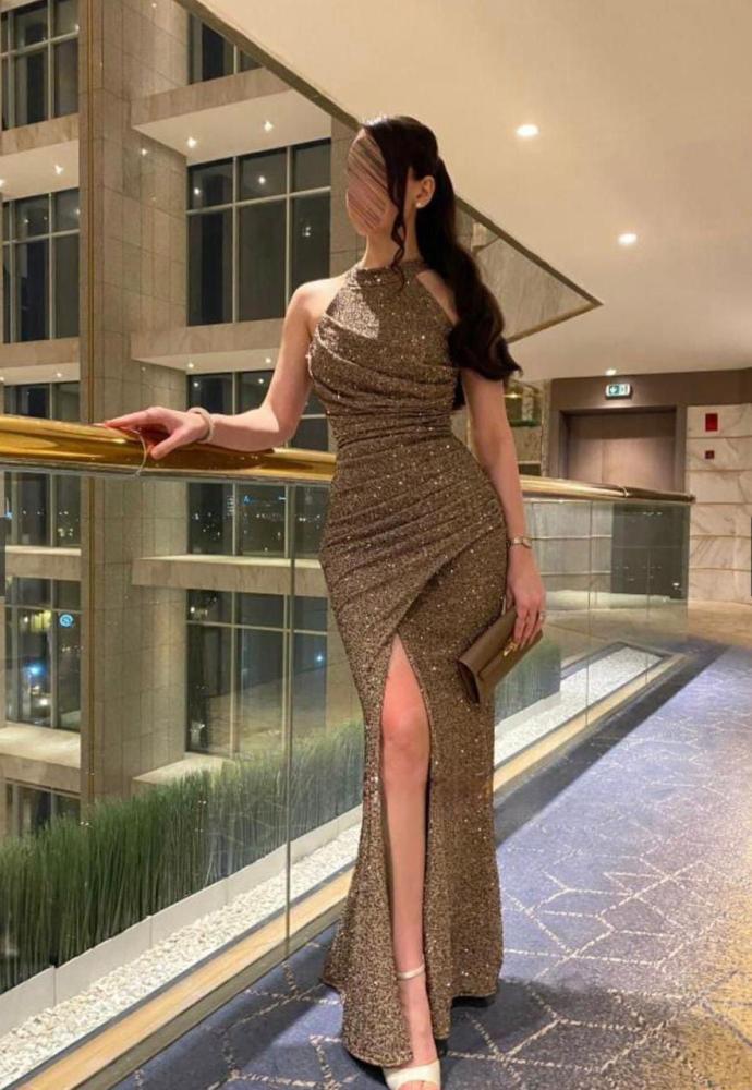 فستان سهرة ذهبي لامع بتصميم راقٍ  من Mair Fashion