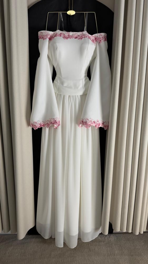 فستان أبيض باربي جورجيت مع دانتيل فاخر من Miar Fashion