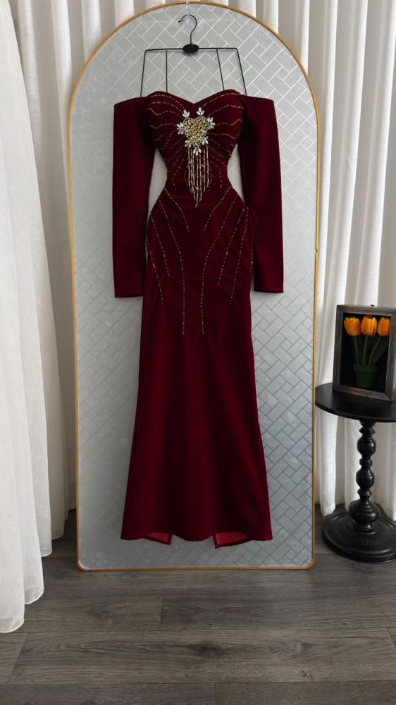 فستان جوخ ناعم مع تطريز يدوي من miar Fashion