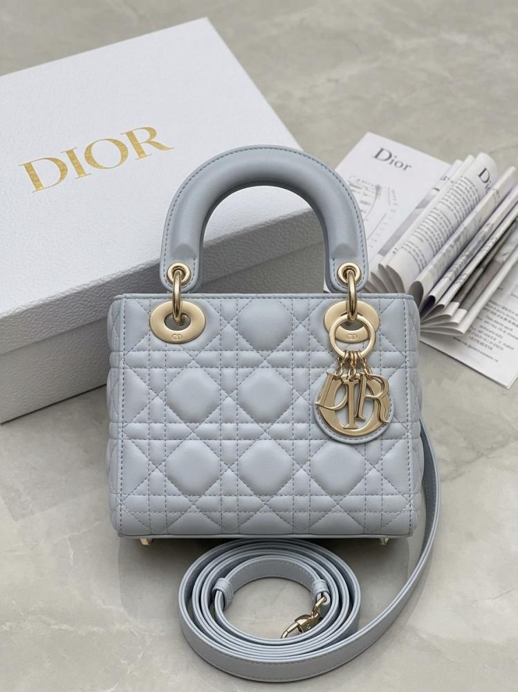 شنطة ديور نسائية baby blue مبطنة مقاس 17