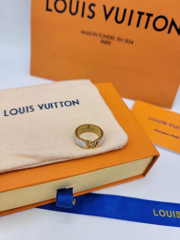 Louis Vuitton ring with its accessories