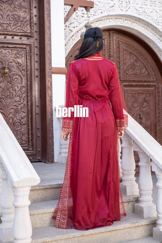 جلابية قطعتين بتطريز ذهبي على الاطراف لون عودي