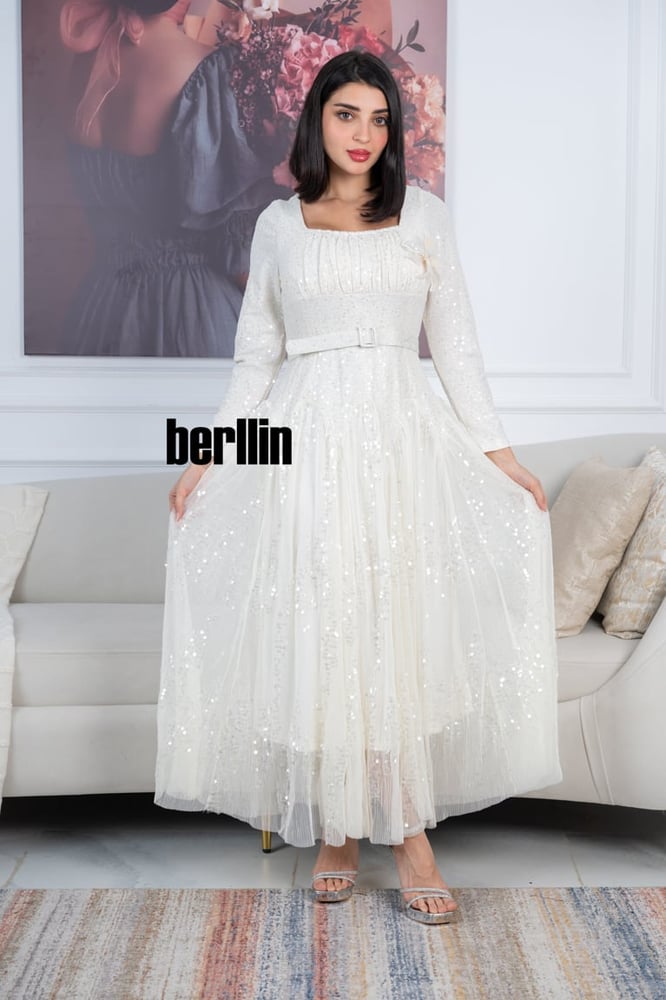 فستان ابيض كريمي بتطريز ترتر لامع تصميم أنيق