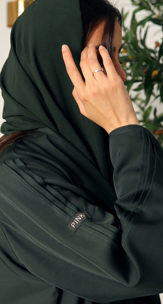 عباية خضراء حرير بارد ياقة مقفلة عند الصدر