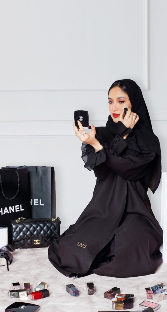 عباية سوداء أكمام كسرات وأزرار