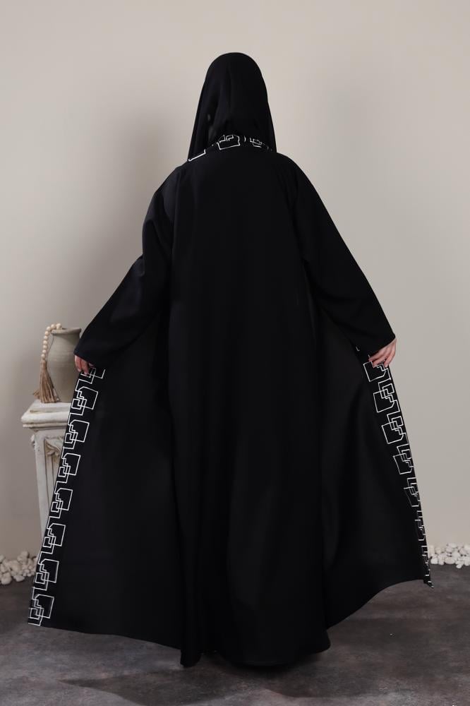 عباية سوداء بتطريز أبيض بالأمام