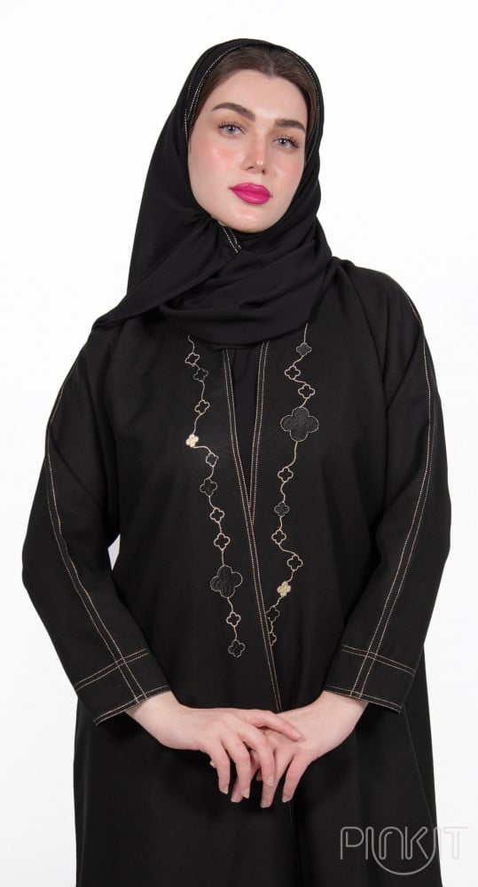 عباية بـ تطريز كلوڤر أسود