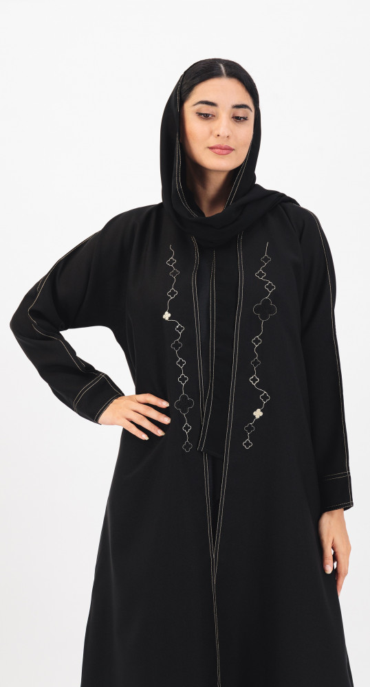 عباية بـ تطريز كلوڤر أسود