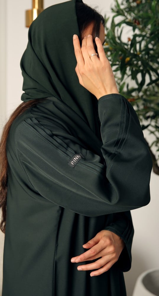 عباية خضراء حرير بارد ياقة مقفلة عند الصدر