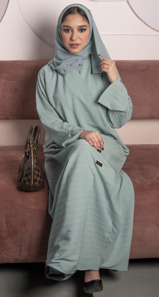 عباية مقلمة لون تيفاني
