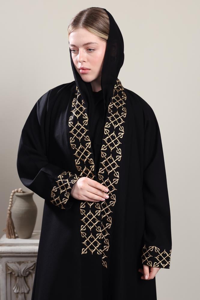 عباية بتطريز ذهبي على شكل بشت