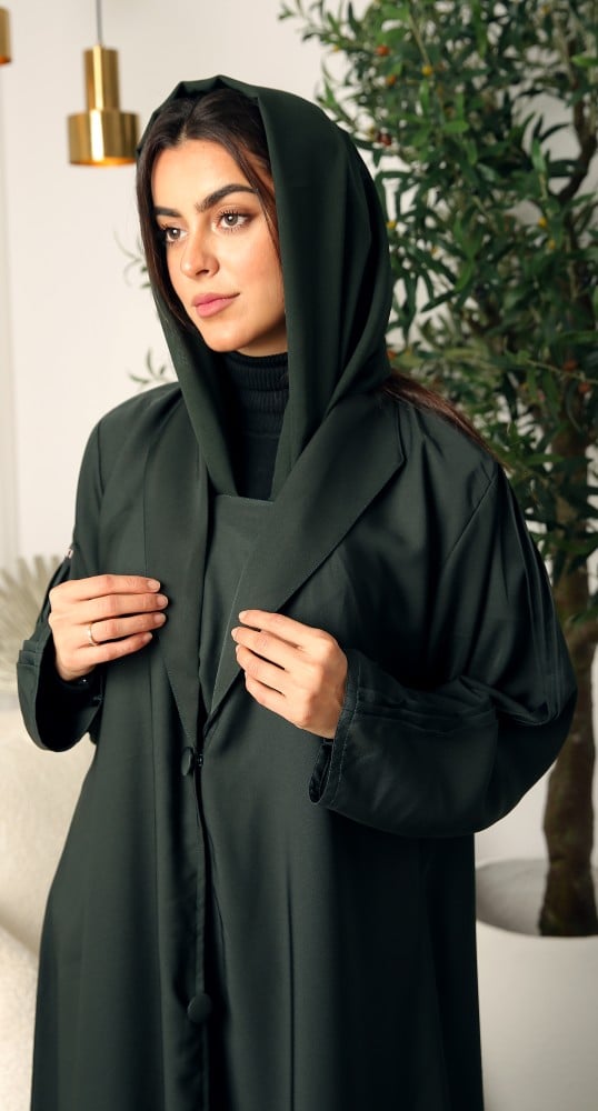 عباية خضراء حرير بارد ياقة مقفلة عند الصدر