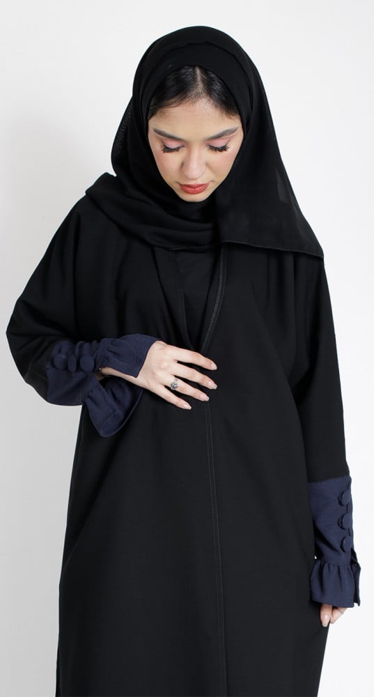عباية سوداء أكمام كحلي أزرار