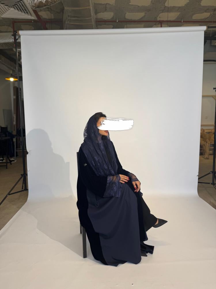 عباية مخمل بدانتيل