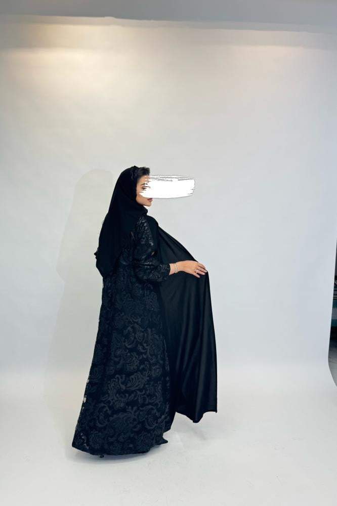 عباية بخلفية تشجيرة اسود