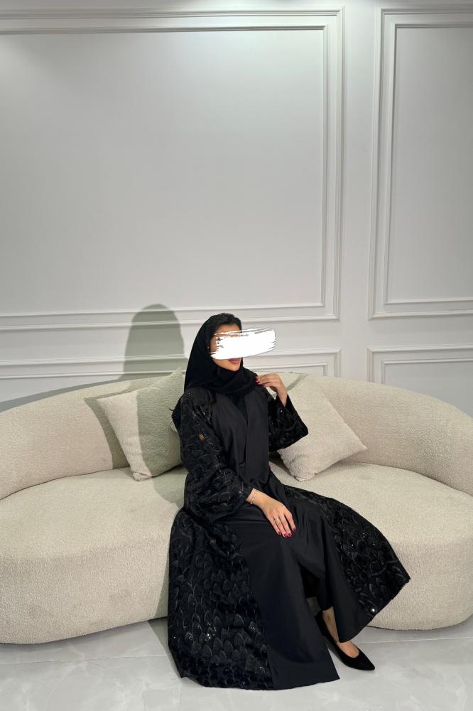 عباية تفتة بجوانب تطريز لمعة