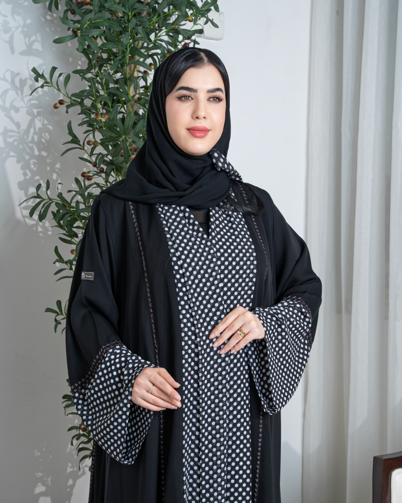 عباية لف نص كلوش بشيفون منقط وتطريز رصاصي