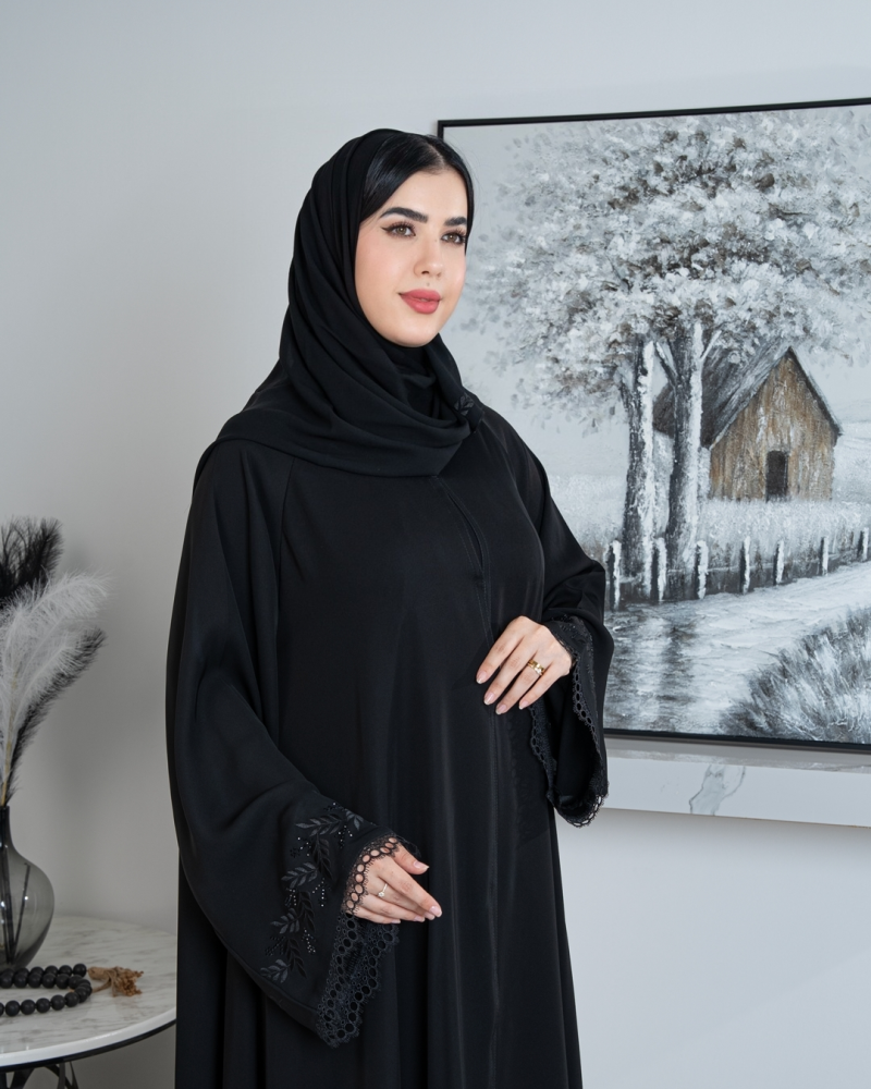 عباية دبل كلوش بتطريز ودانتيل – قماش إنترنت