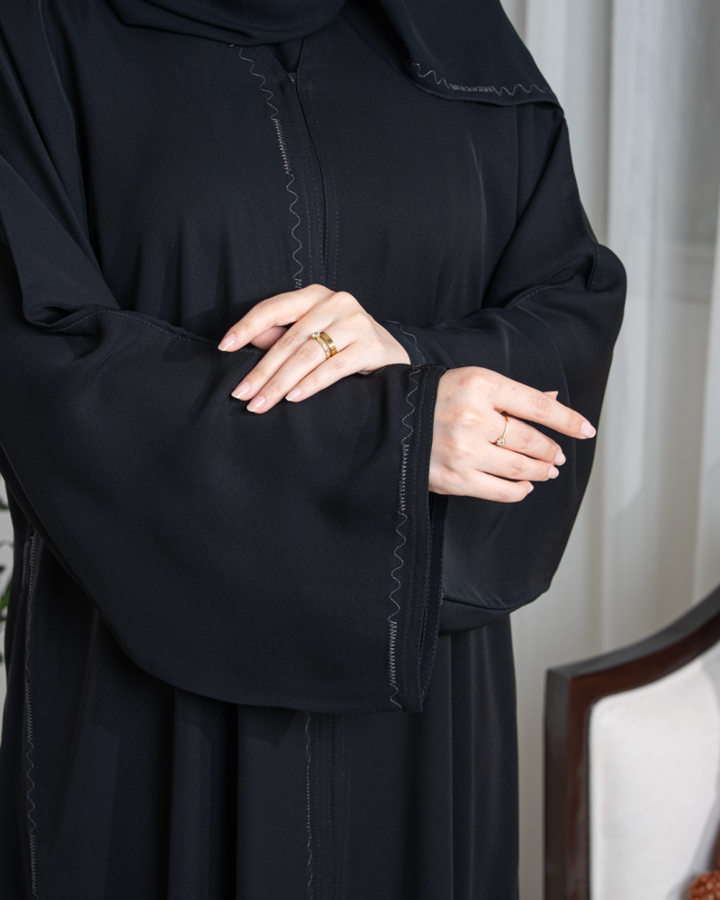 عباية نص كلوش بتطريز حباكة أسود ورصاصي – قماش إنترنت