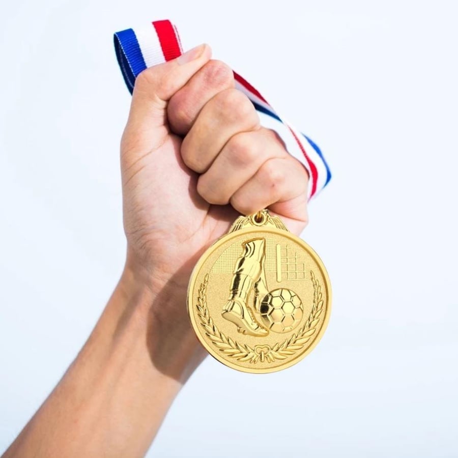 ميدالية كرة قدم ذهبية