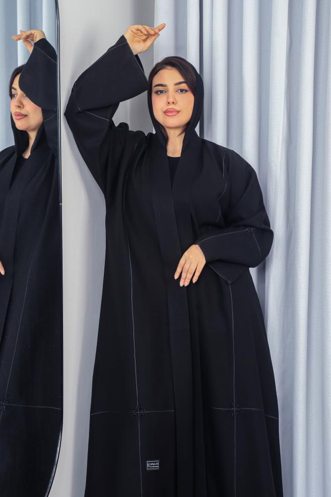 عباية كتان سوداء بقطان على الصدر والأكمام مع شك ناعم