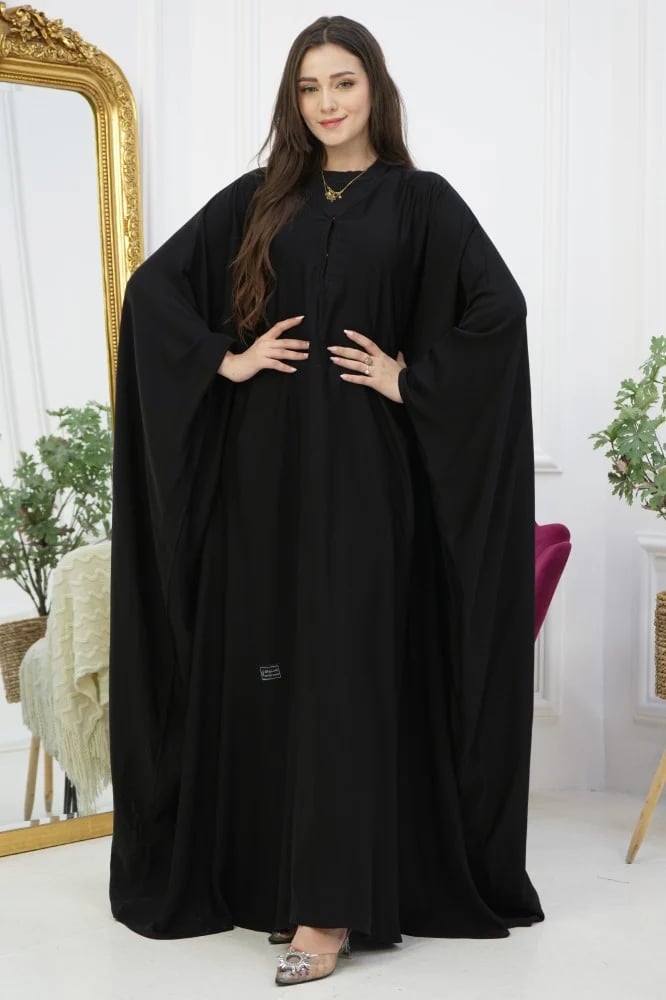 عباية بشت سوداء بكتف وكم سادة من قماش نواعم