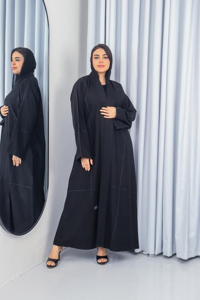 عباية كتان سوداء بقطان على الصدر والأكمام مع شك ناعم