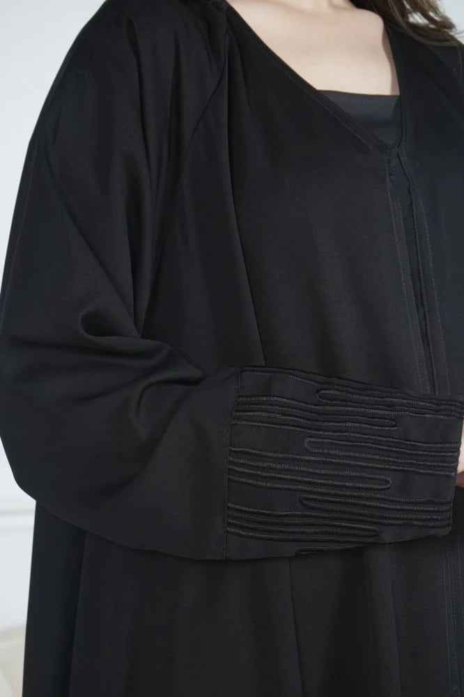 عباية سوداء كلوش بتطريز الأكمام من قماش صالونه فاخر
