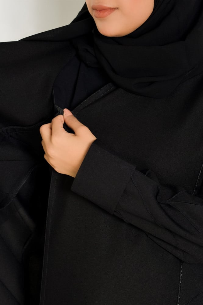 عباية كتان سوداء لف بمطاط مع جوانب مزينة بكريستال