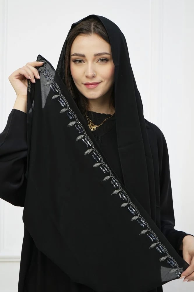 طرحة سوداء مطرزة بخامة ناعمة بتصميم أنيق