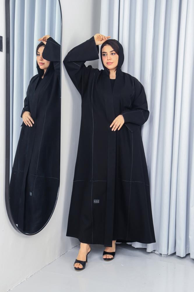 عباية كتان سوداء بقطان على الصدر والأكمام مع شك ناعم