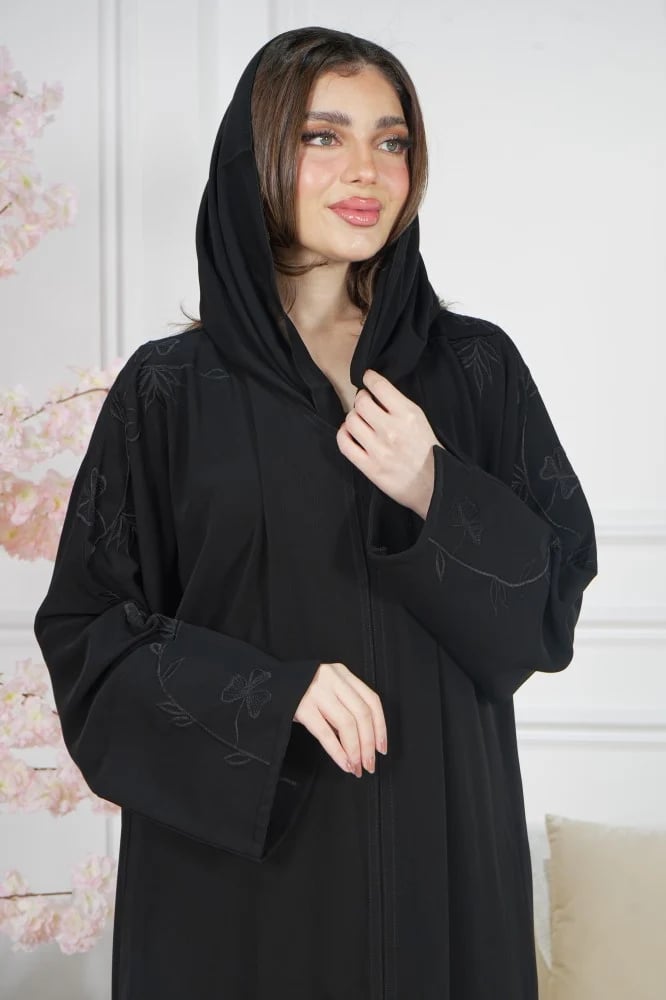 عباية ملكي سوداء بتطريز ورد على الأكتاف بالكامل مع زرار كامل