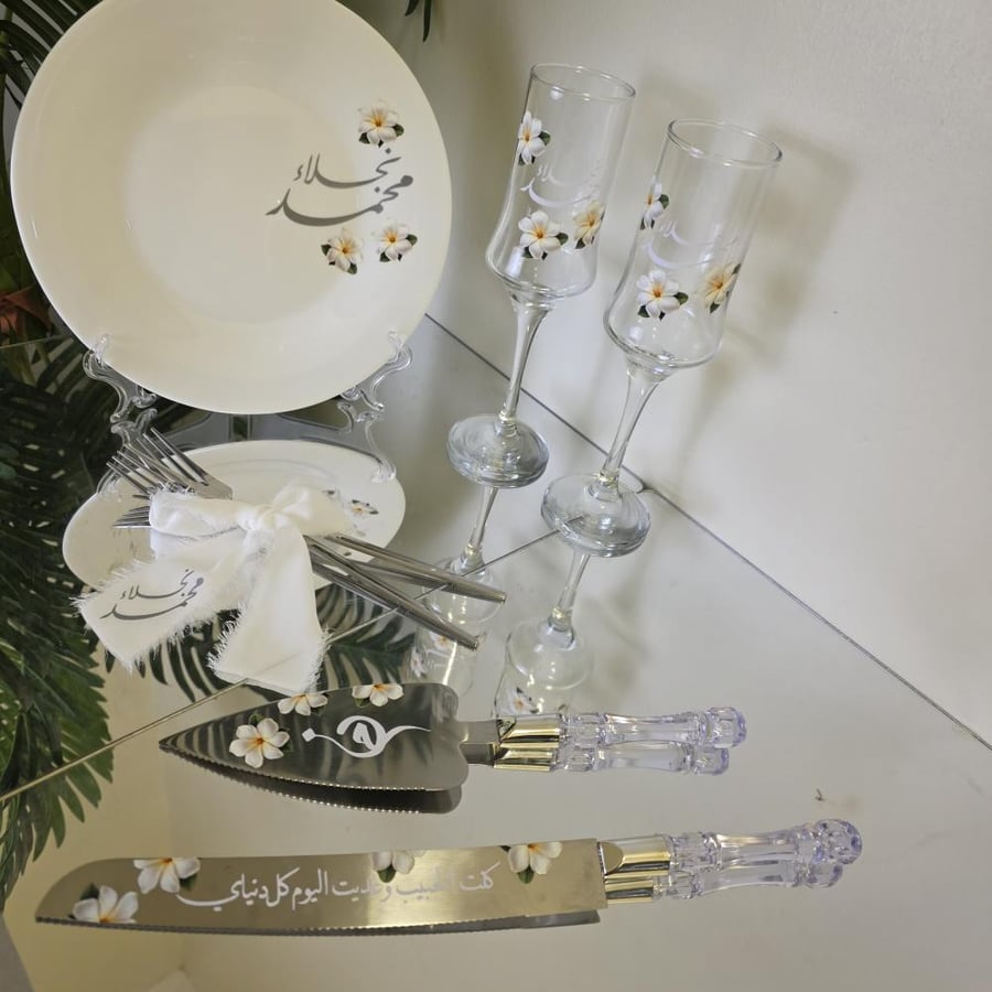 Queen set with flowers