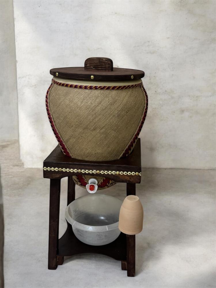 Clay pot covered with burlap with a capacity of 25 liters, with a wooden base