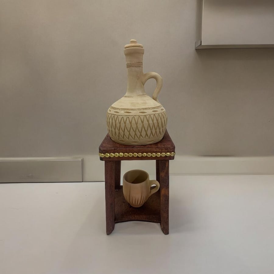 Bahraini jar 2 liters with wooden base and cup
